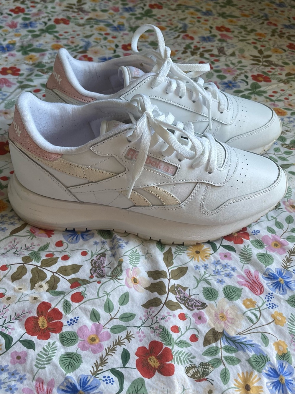 Reebok White Leather Sneakers with Light Pink Logo/Heel Detail